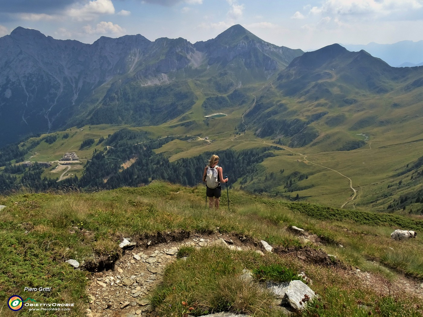 62 Dalla lunga panoramica cresta da Cima (2348 m) a Passo di Lemma (2137 m) vista su San Simone-Baita del Camoscio.JPG